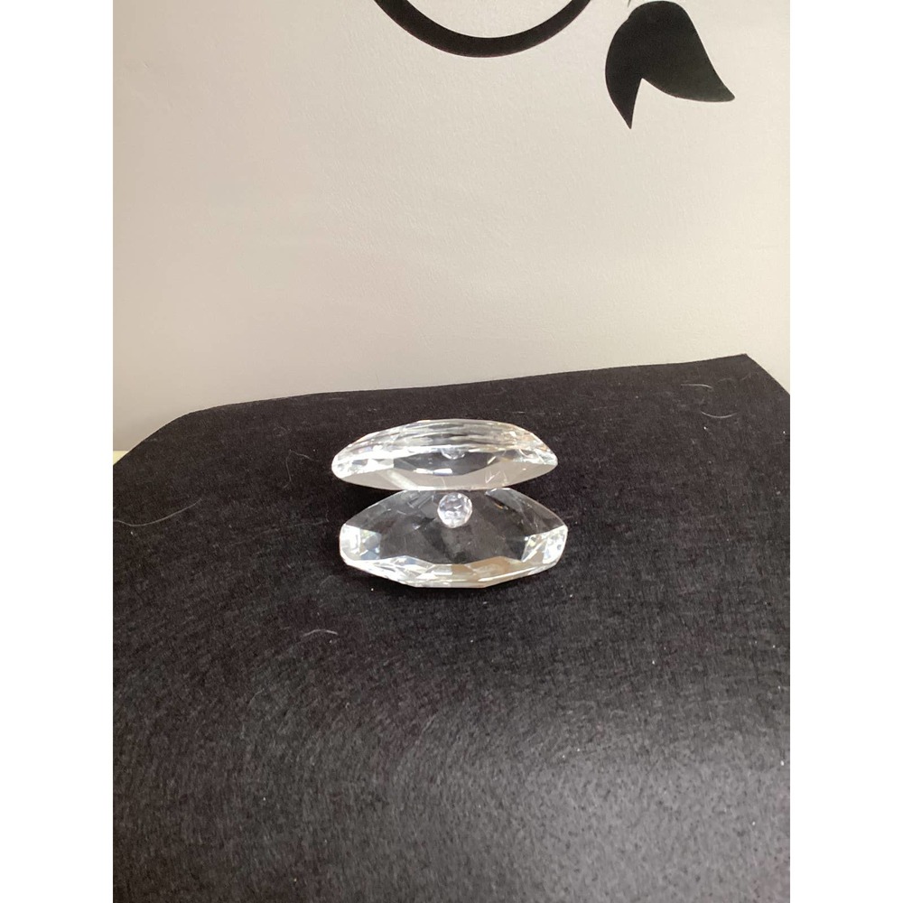 Glass oyster and pearl